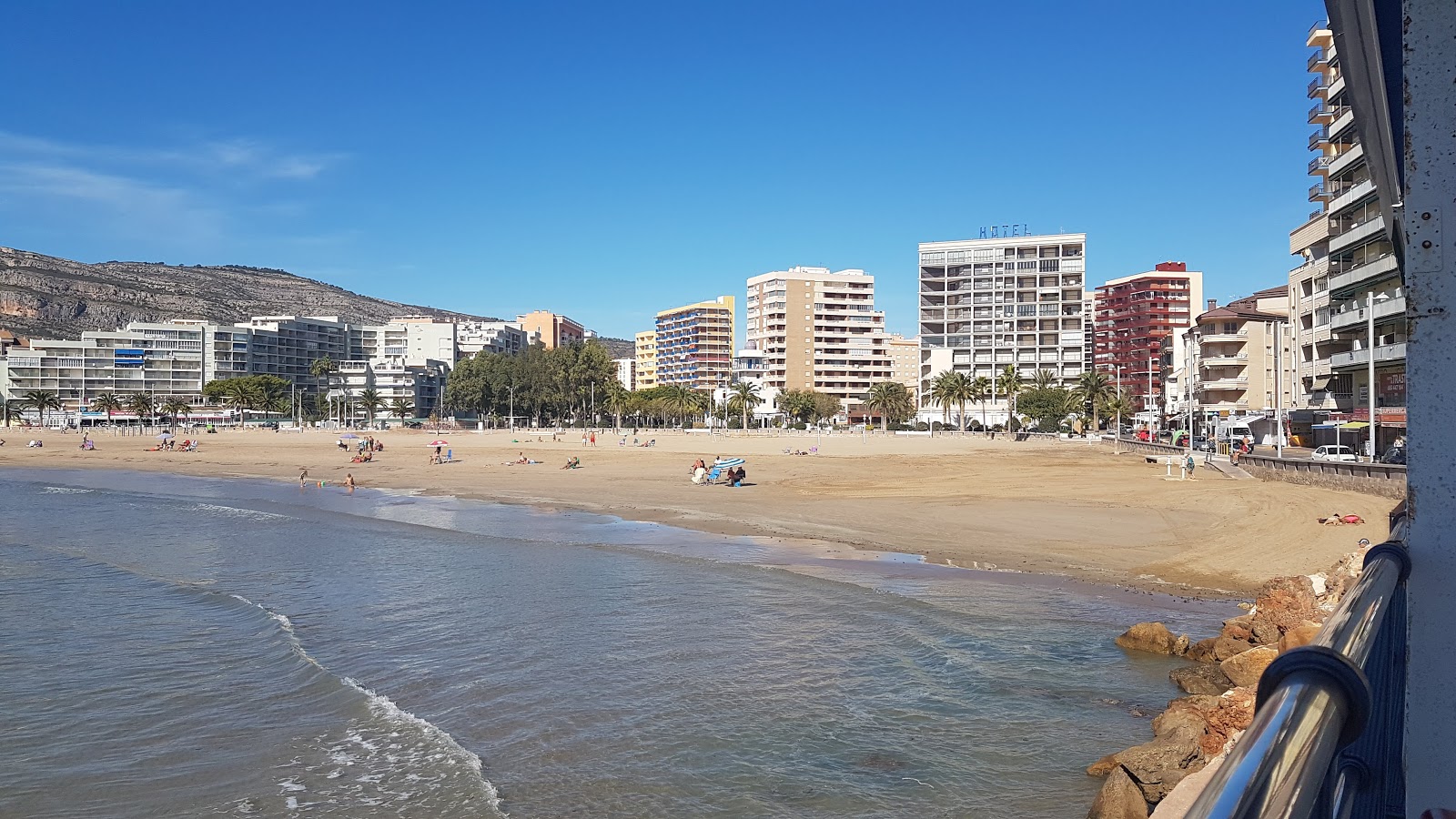 Foto van Playa de la Concha met bruin zand oppervlakte