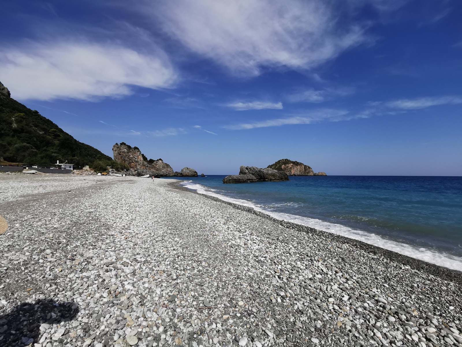 Foto de Chiliadou beach área de servicios