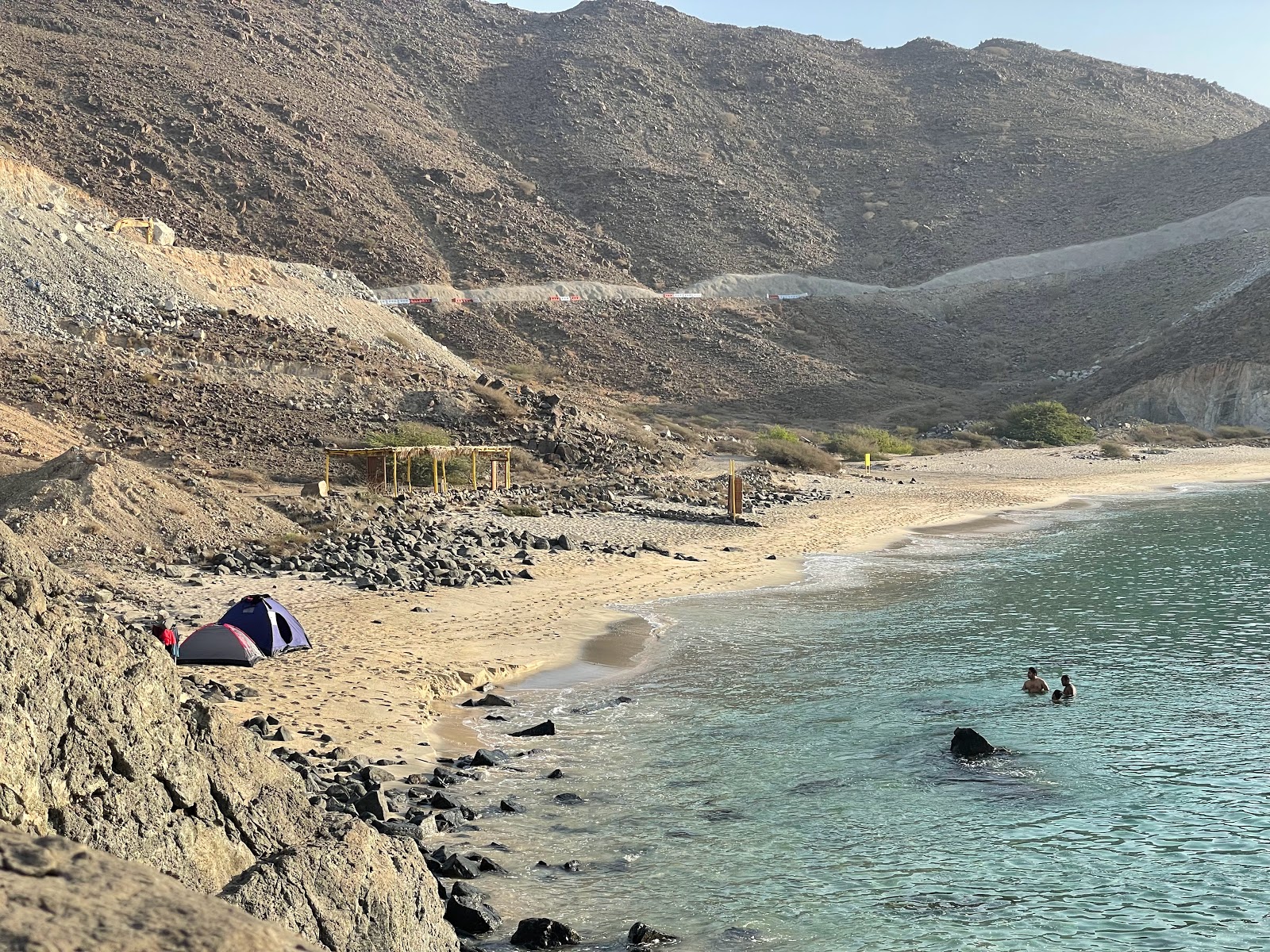 Photo de Khorfakkan Heart Beach protégé par des falaises