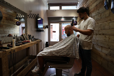 Le garçon coiffeur barbier à Carcassonne