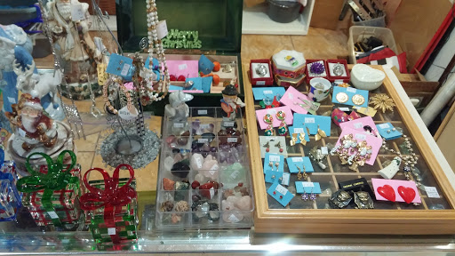 Thrift Store «Thrifty Nickel Tampa Thrift Store Re-Sale», reviews and photos, 7706 W Hillsborough Ave, Tampa, FL 33615, USA