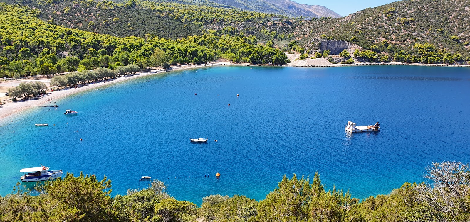 Photo de Lichnari beach avec caillou fin clair de surface