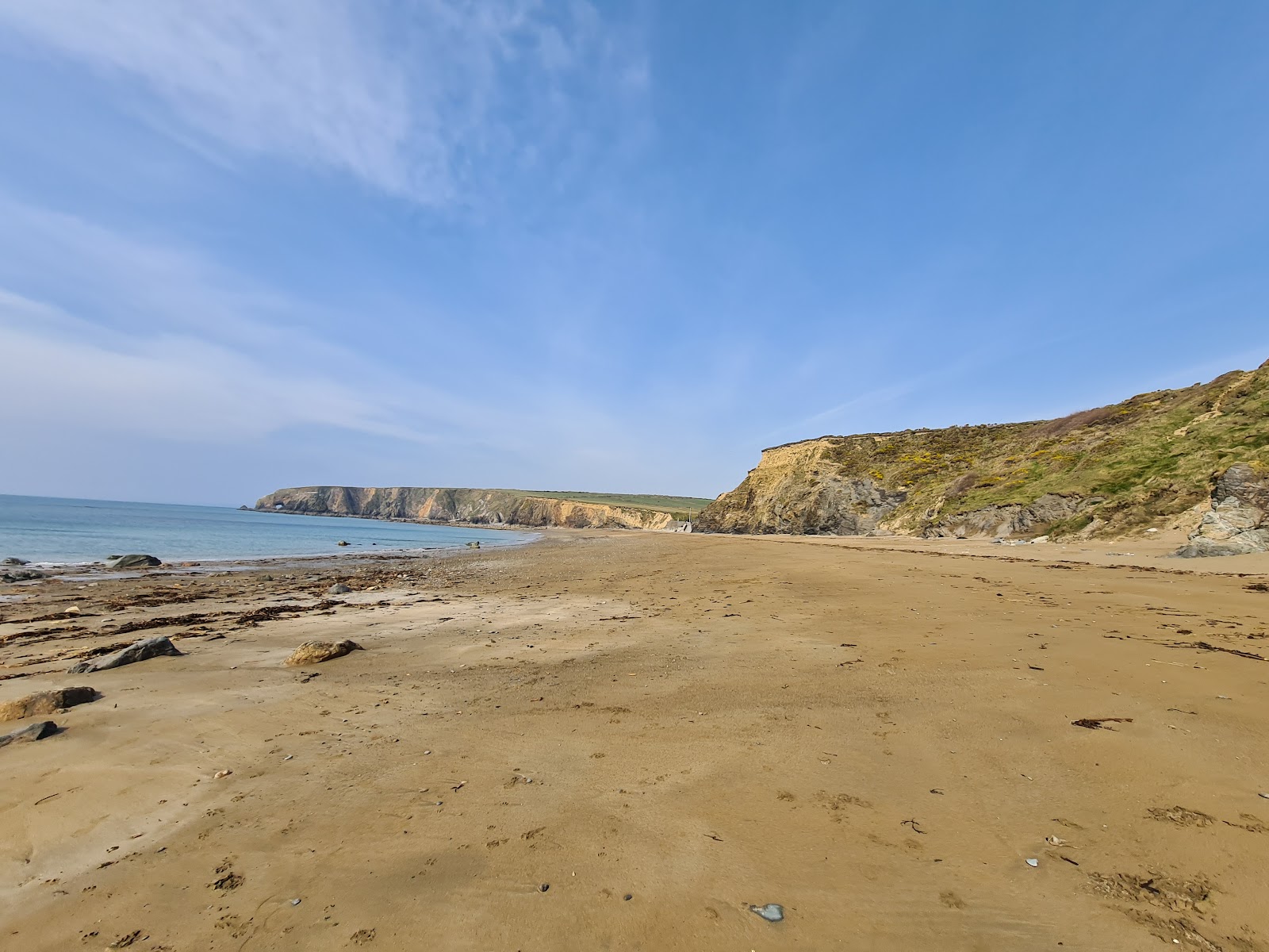 Foto av Kilfarrasy Beach med kevyt hiekka ja kivi yta