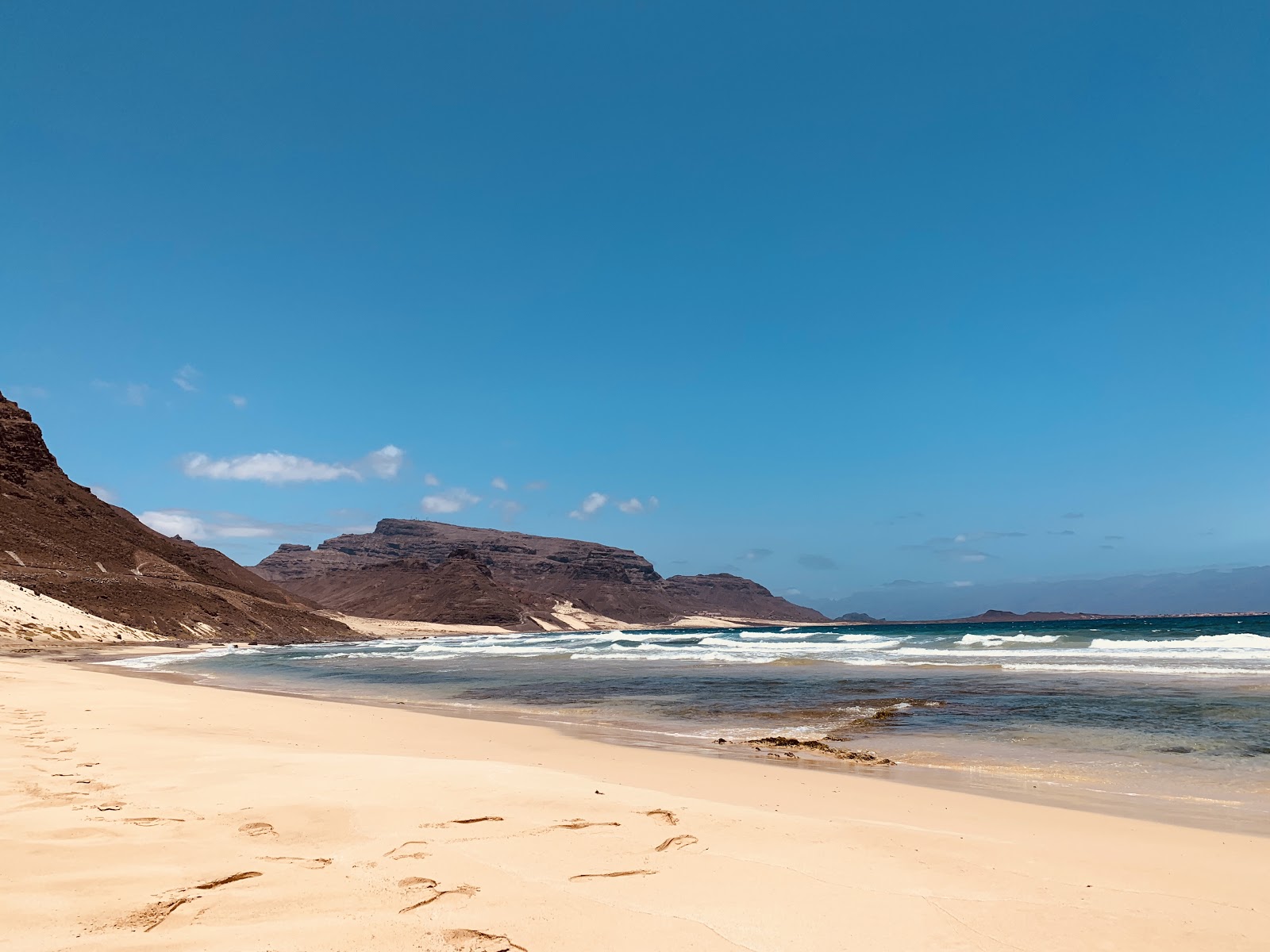 Fotografie cu Praia Grande cu o suprafață de apa pură turcoaz