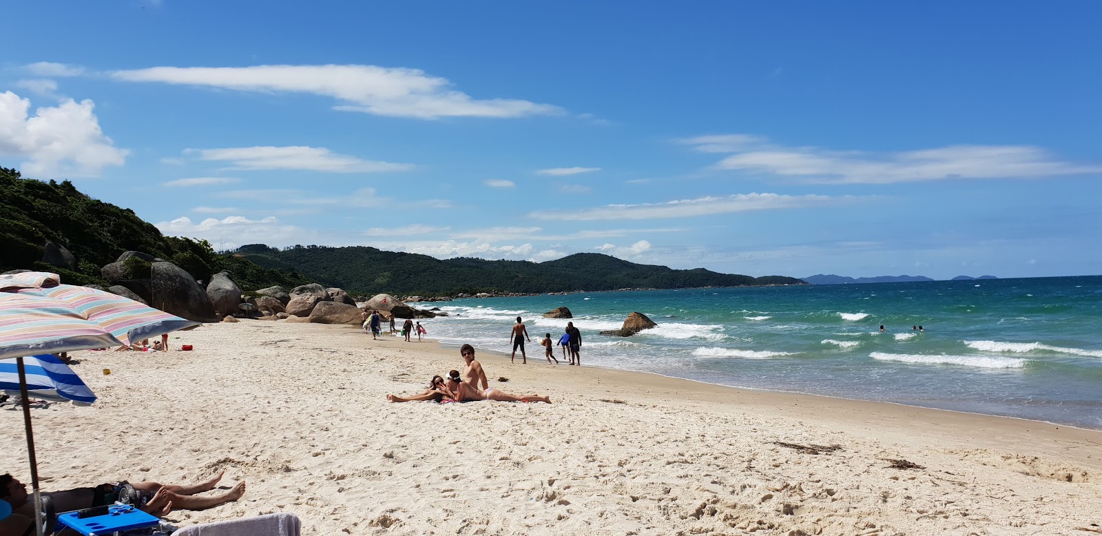 Praia das Cordas的照片 带有碧绿色纯水表面