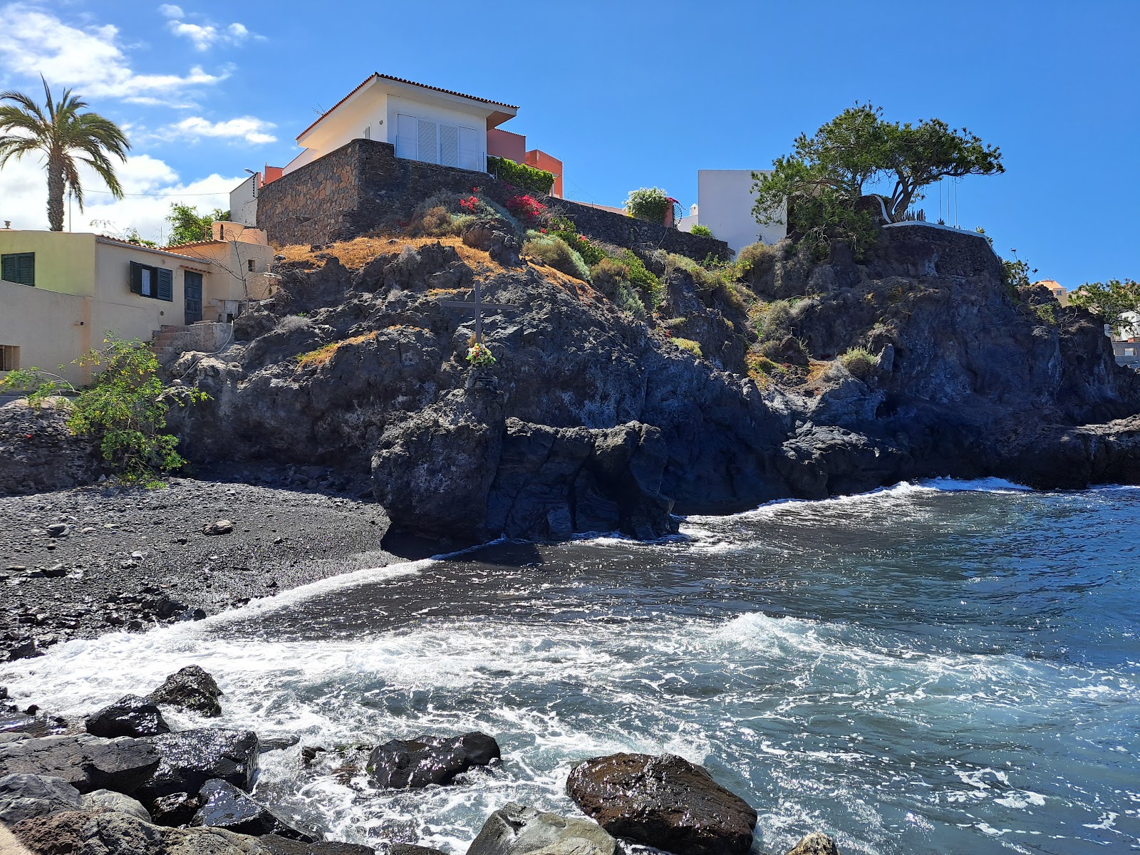 Photo of Alcala Beach and the settlement