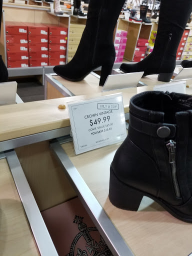 Shoe Store «DSW Designer Shoe Warehouse», reviews and photos, 413 N Milwaukee Ave, Vernon Hills, IL 60061, USA