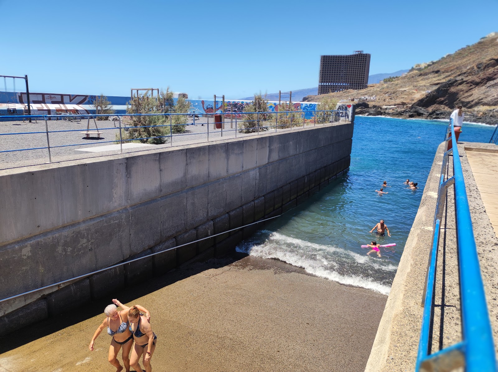 Foto di Playa Muelle De Anaza con una superficie del superficie in cemento pavimentata