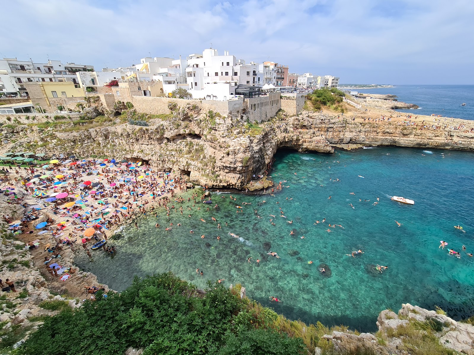 Φωτογραφία του Lama Monachile beach με μικροί και πολλοί κόλποι