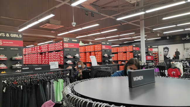 Opiniones de Nike Factory Outlet Store en Maipú - Tienda de ropa