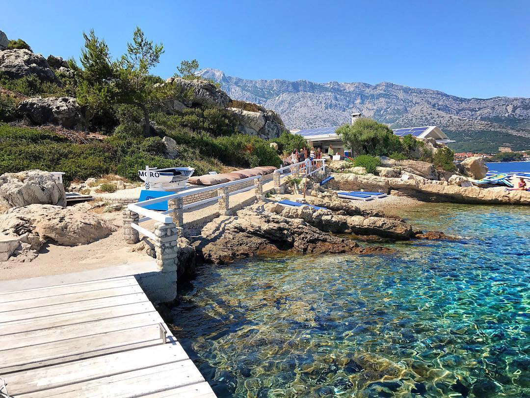 Foto af Moro beach med blåt rent vand overflade