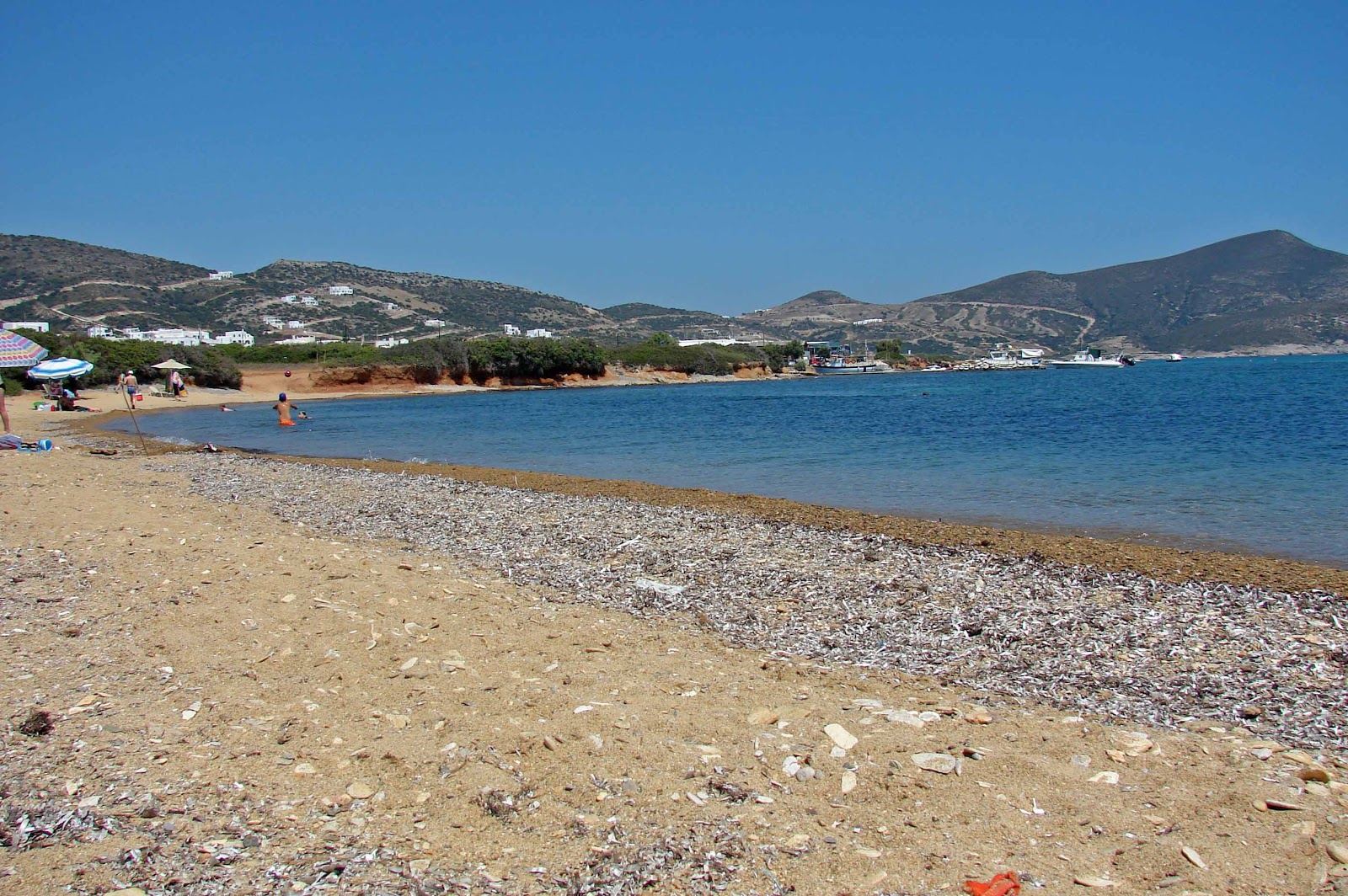 Foto van Agios Georgios beach met bruin zand oppervlakte