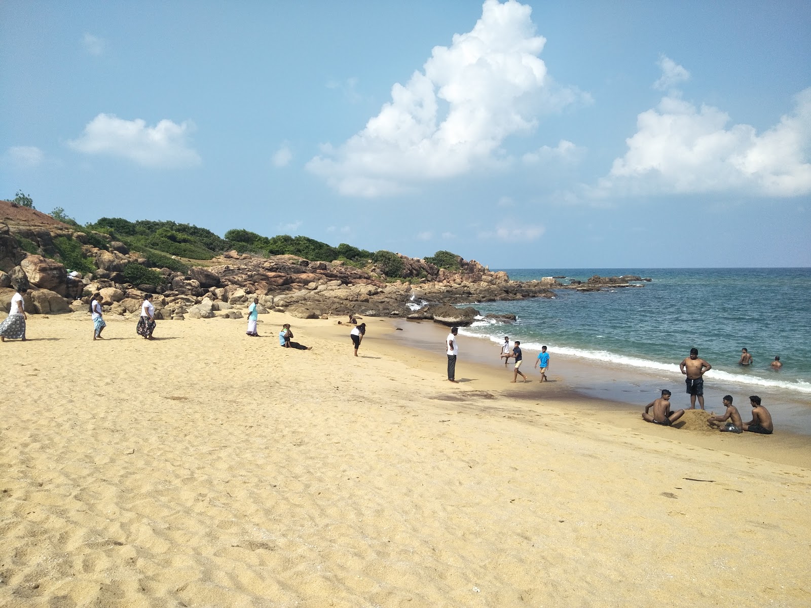 Foto di Arisi Malai Beach Hill con una superficie del sabbia beige