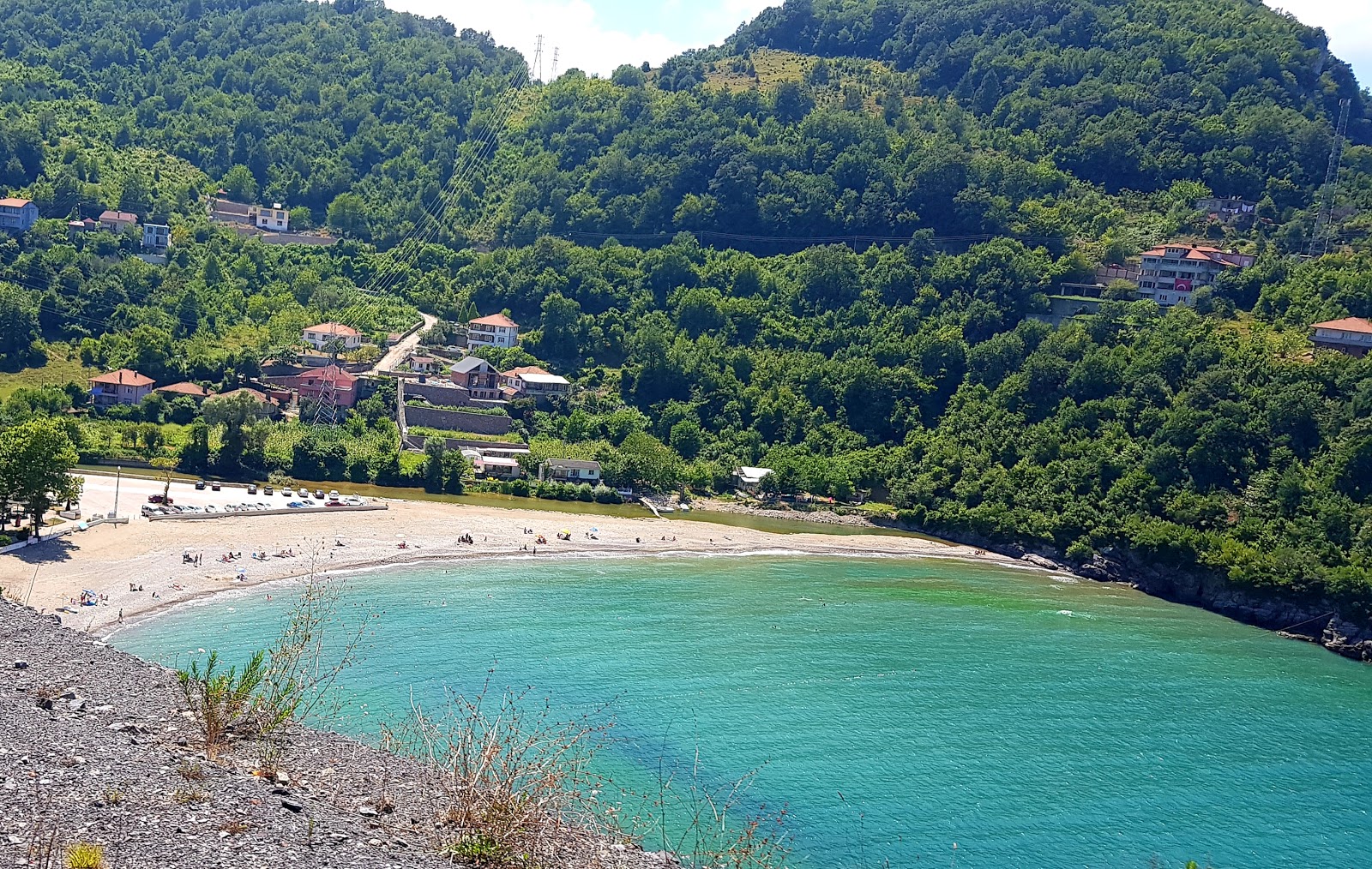 Iliksu Plajı'in fotoğrafı - rahatlamayı sevenler arasında popüler bir yer