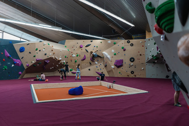 einstein Klettern in der Boulderhalle Duisburg | Kindergeburtstag - Schulsport - Ferienprogramme