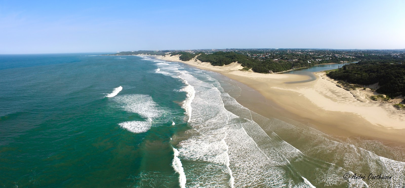 Foto av Bonza Bay beach och dess vackra landskap