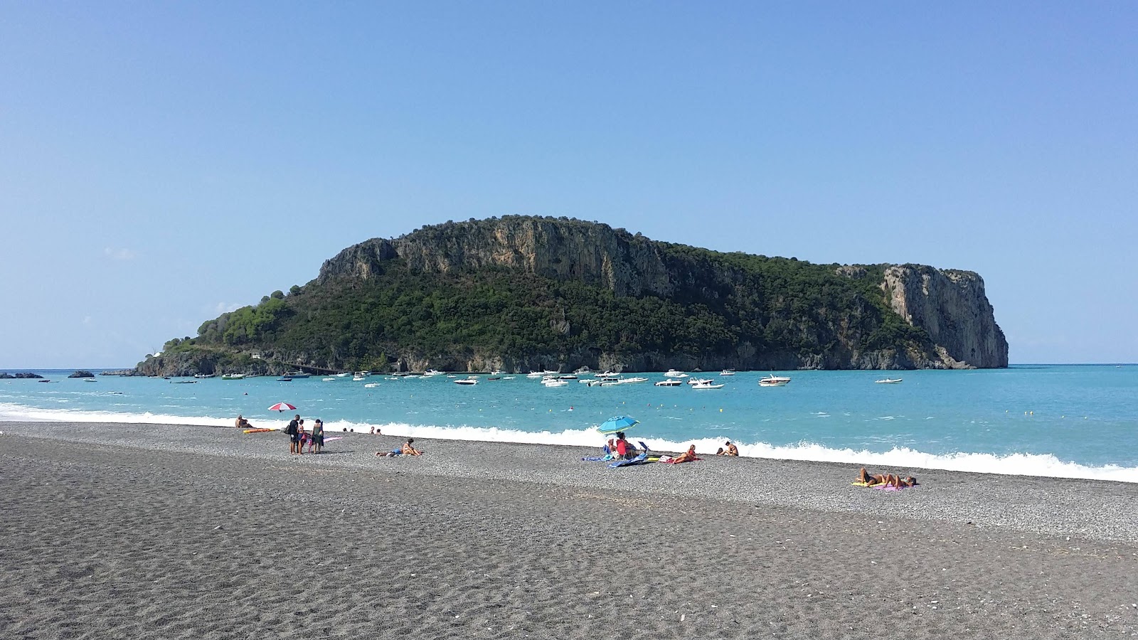 Foto van Spiaggia Praia a Mare met grijze fijne kiezelsteen oppervlakte