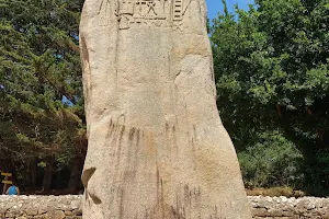 Le menhir de saint Uzec image