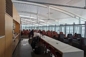 Air Canada Maple Leaf Lounge, International image