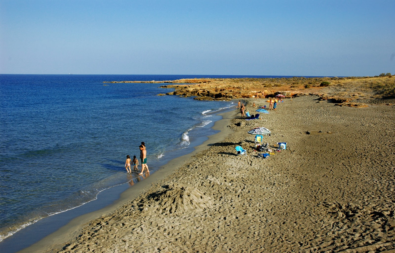 Foto von Alona beach von Klippen umgeben