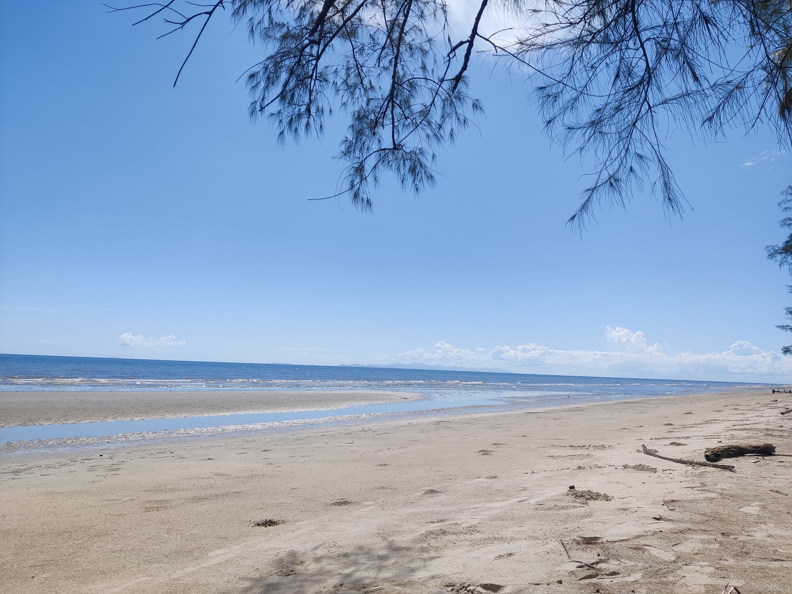 Φωτογραφία του Pailin Beach με φωτεινή άμμος επιφάνεια