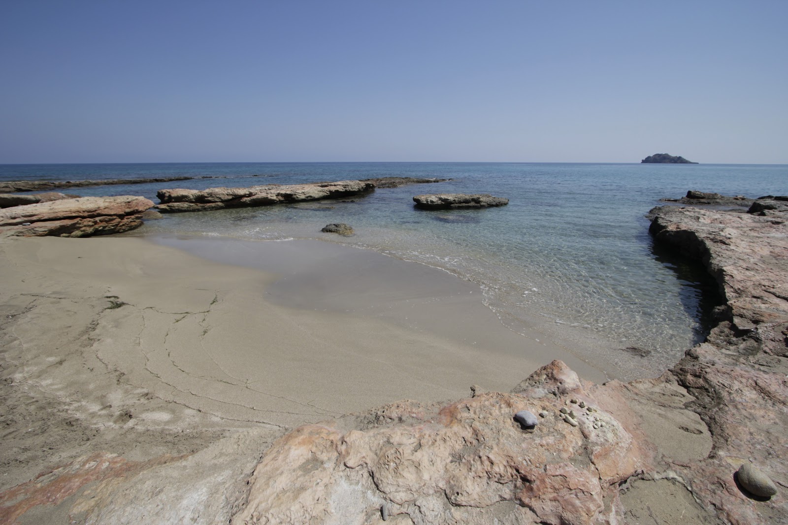 Foto von Alatsolimni beach mit sehr sauber Sauberkeitsgrad