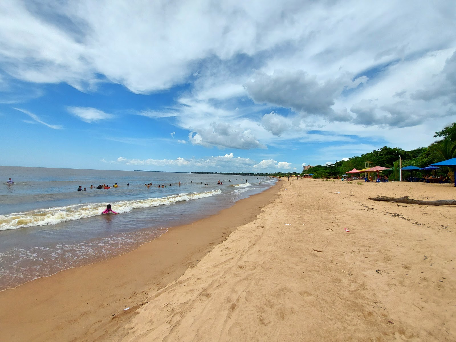Praia do Chapeu Virado的照片 带有明亮的沙子表面