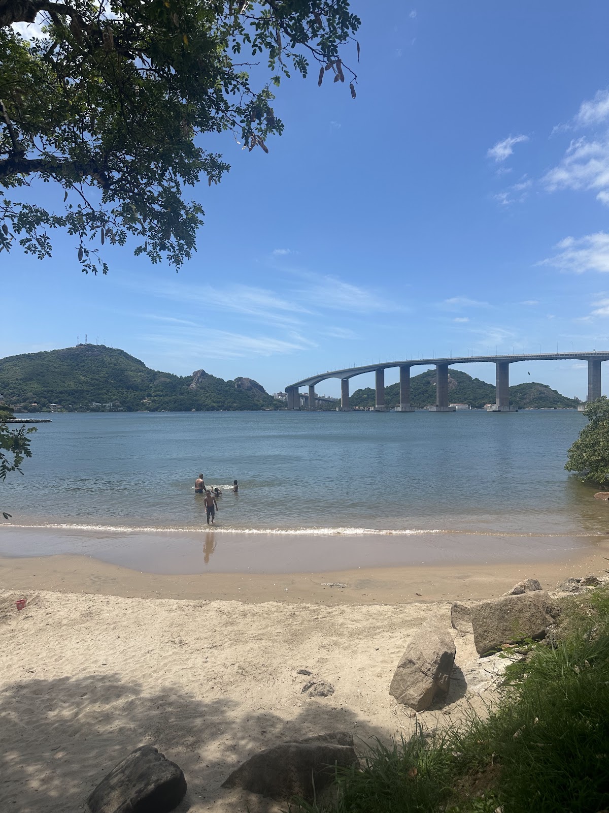 Foto de Praia do Hawaizinho com uma linha costeira reta