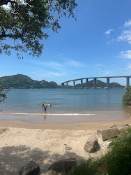 Foto de Praia do Hawaizinho com uma linha costeira reta