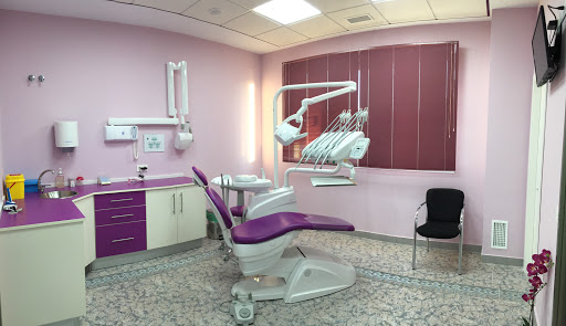 Clínica Dental Urbisur - Avd. de los Descubrimientos, Parcela 17-18, 11130 Chiclana de la Frontera, Cádiz