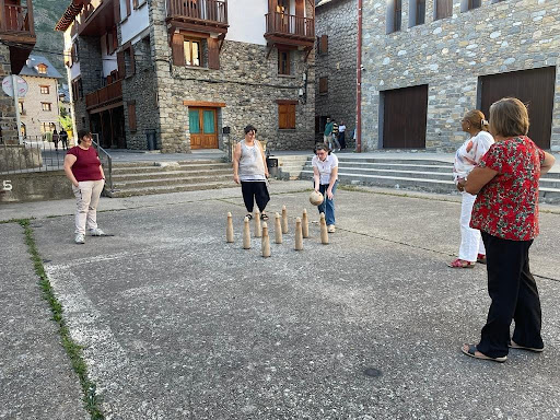 Plaza chuego les dones de les quilles de Benás en Benasque, Huesca
