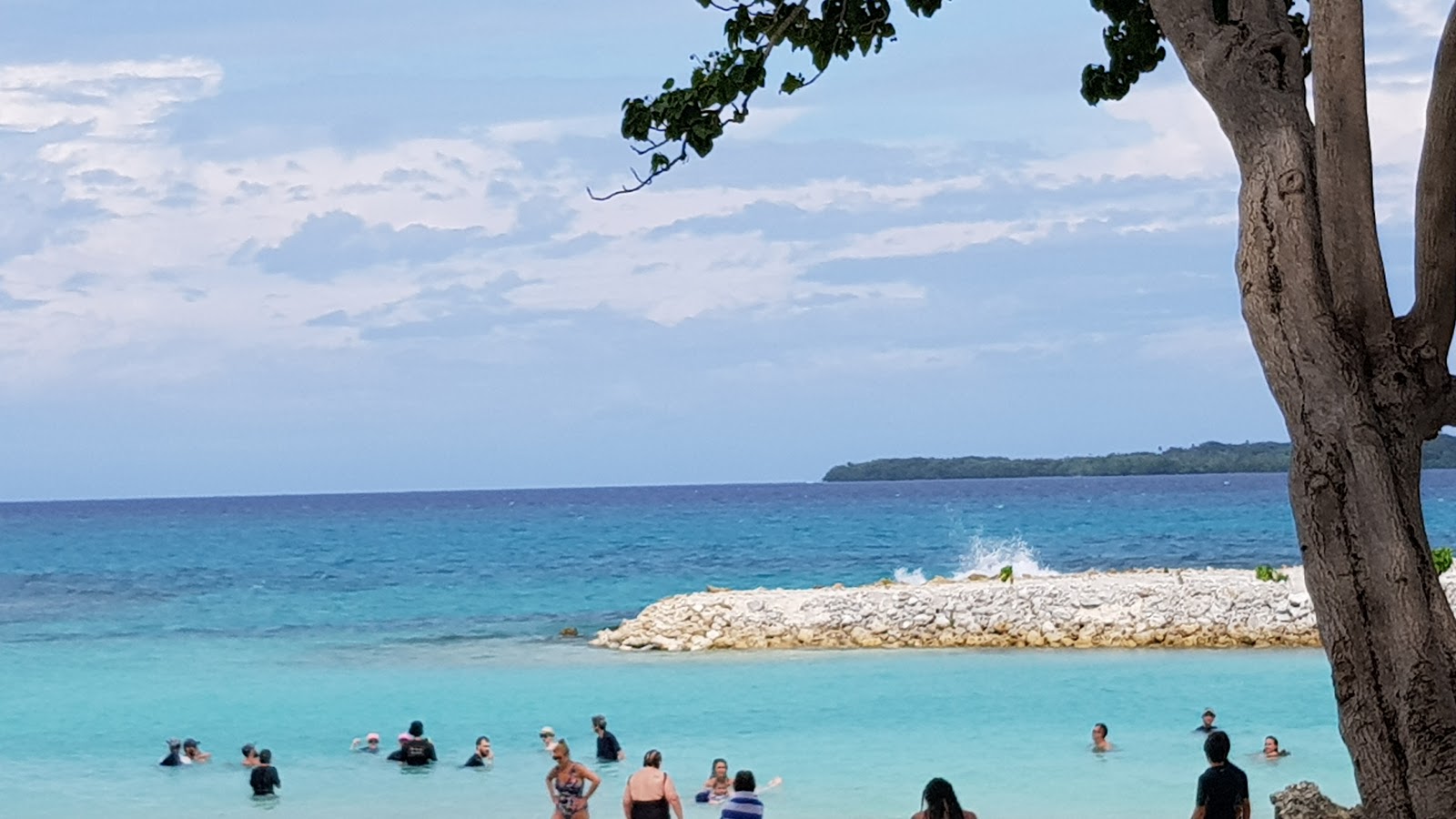Oceanic Beach的照片 带有碧绿色纯水表面