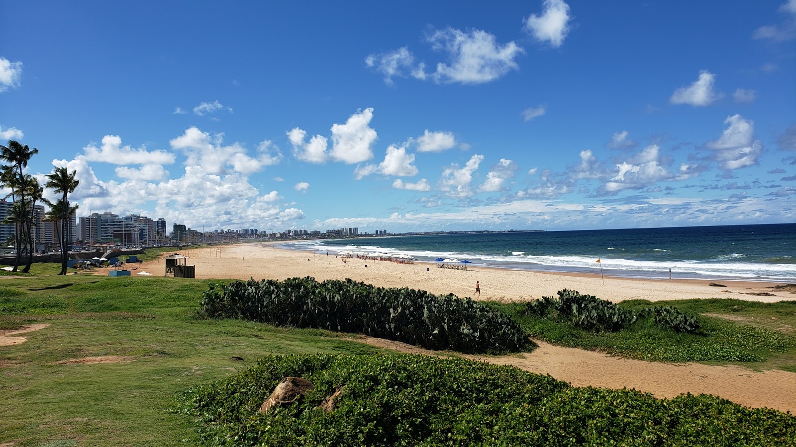 Foto von Praia de Armacao mit beiger sand Oberfläche