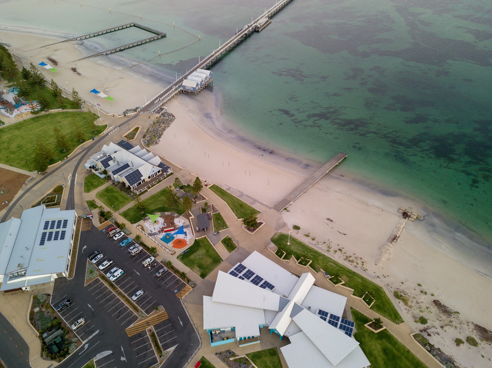 Foto de Busselton Beach com meios de comunicação nível de limpeza