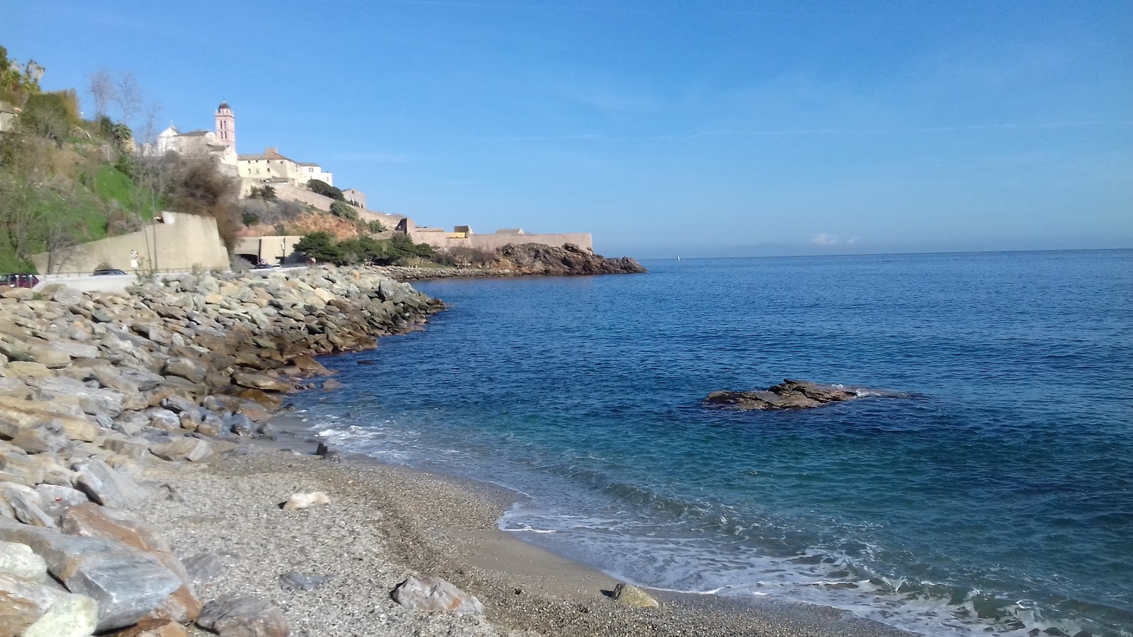 Photo de Ficaghjola Beach protégé par des falaises