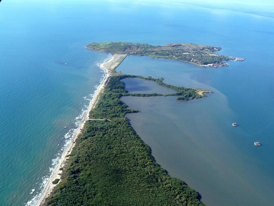 Photo de La plage El Bluff zone des équipements