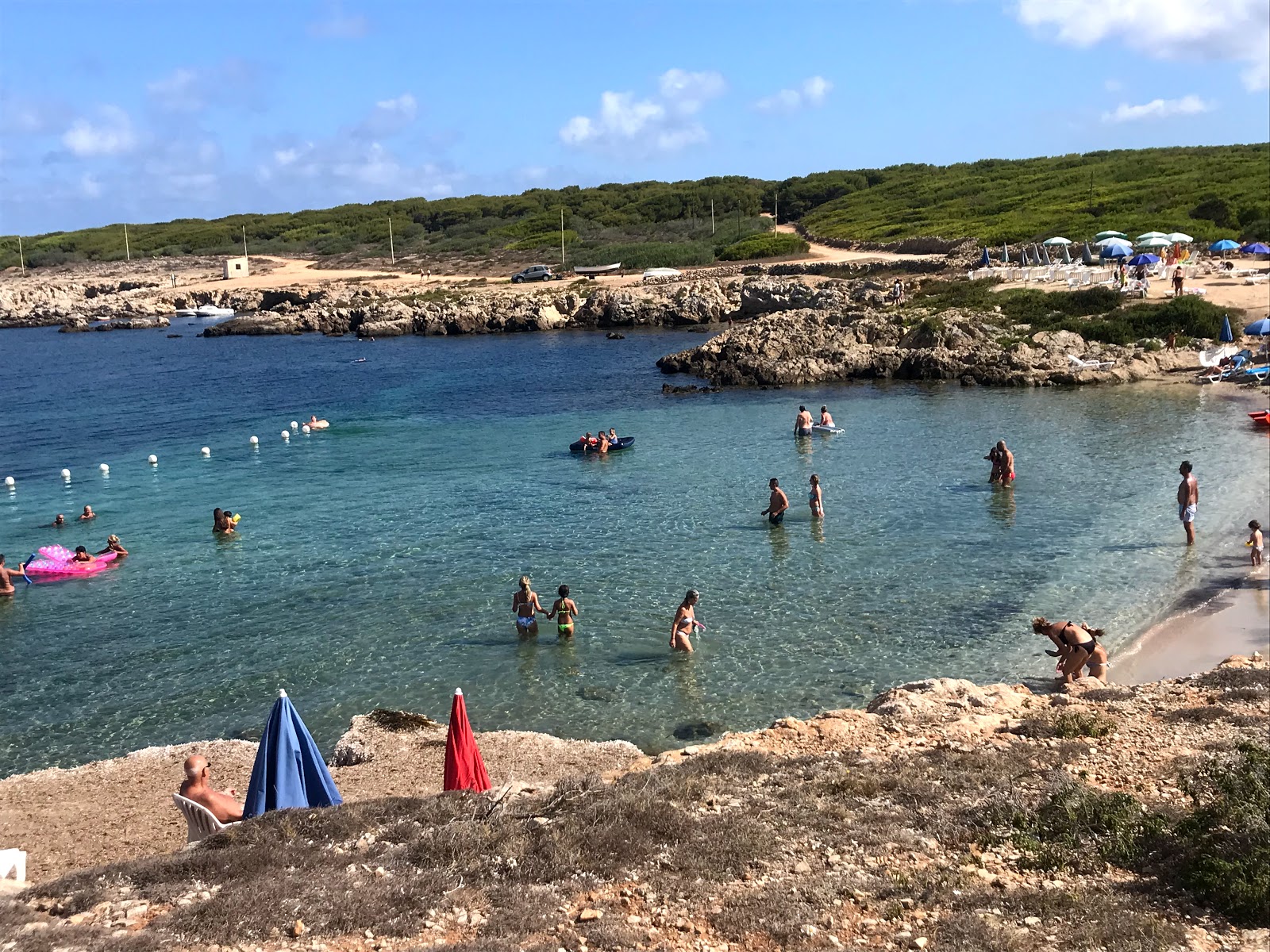 Fotografie cu Cala Grande beach cu o suprafață de apa pură turcoaz