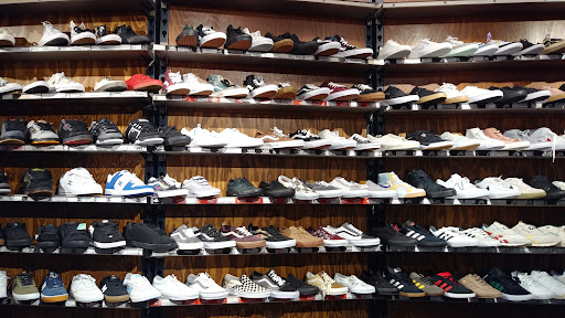 Shoe Store «Vans», reviews and photos, 537 E Shaw Ave, Fresno, CA 93710, USA