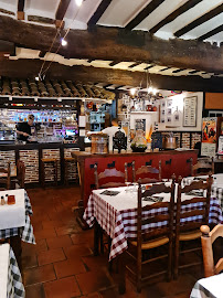 Atmosphère du Restaurant espagnol Chez Theo à Saint-Jean-de-Luz - n°1