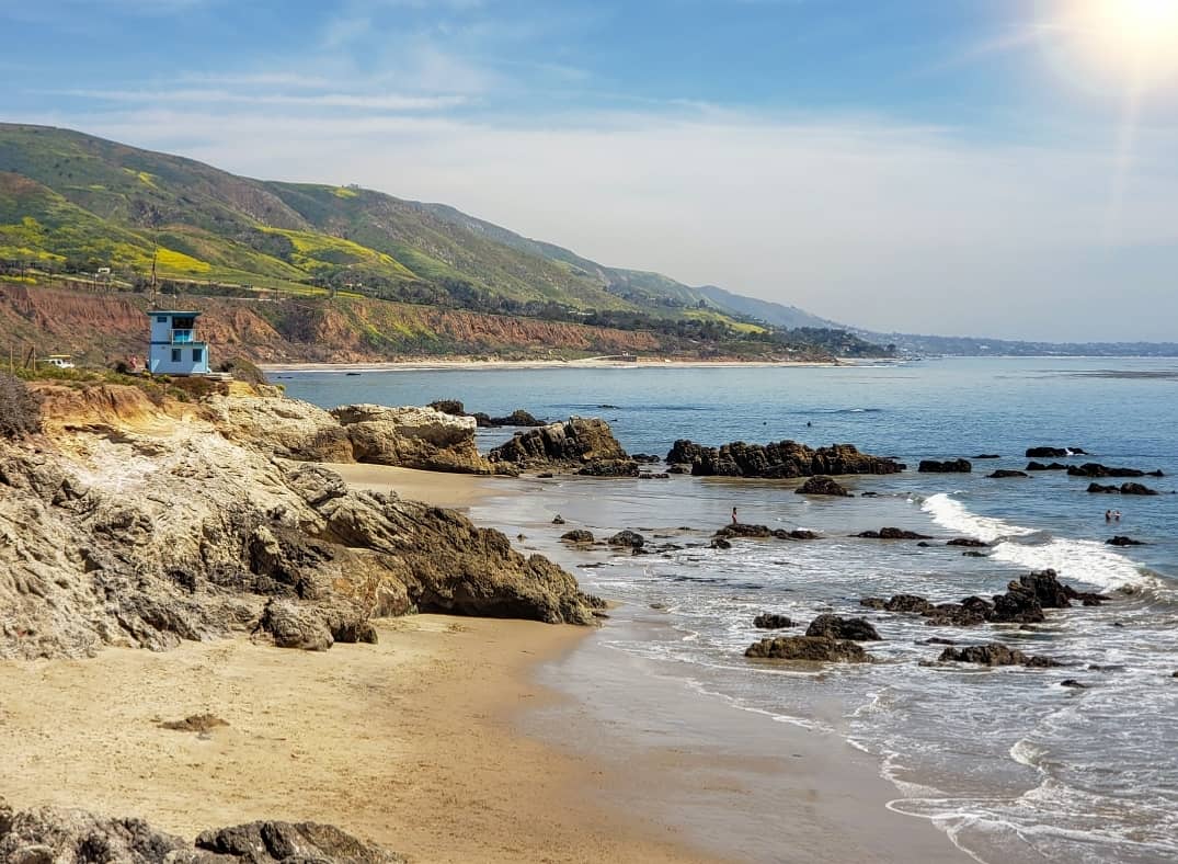 Leo Carrillo Beach的照片 带有碧绿色水表面