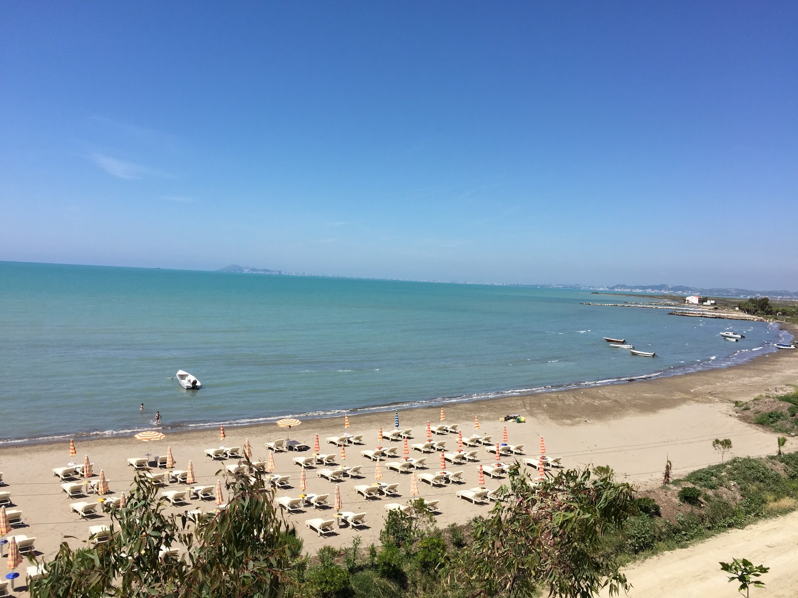 Φωτογραφία του Karpen beach με μπεζ άμμος επιφάνεια