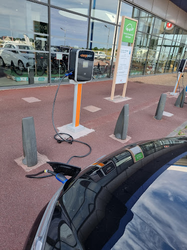 Borne de recharge de véhicules électriques ChargePoint Station de recharge Douvres-la-Délivrande