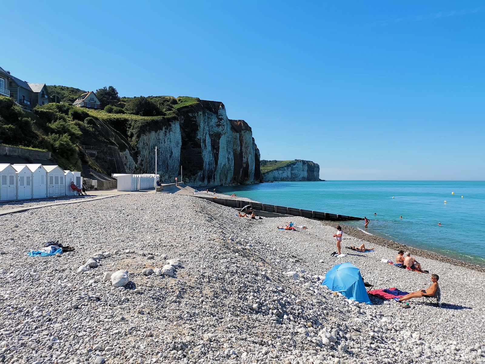 Foto van Plage des Petites Dalles met lichte kiezelsteen oppervlakte