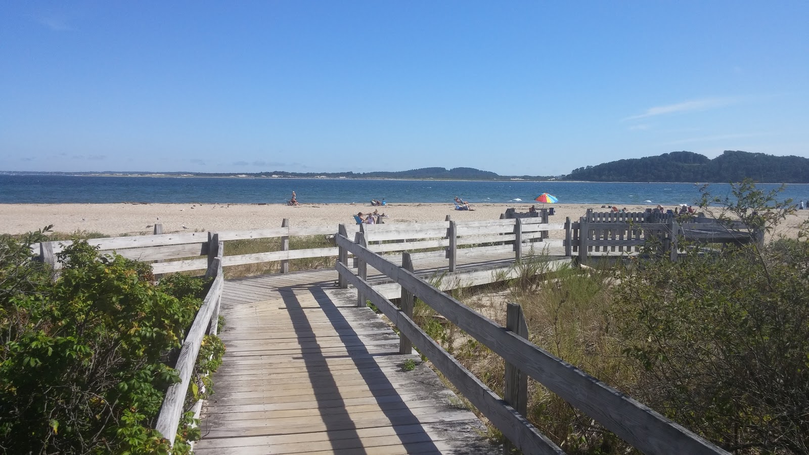 Fotografie cu Sandy Point beach amplasat într-o zonă naturală