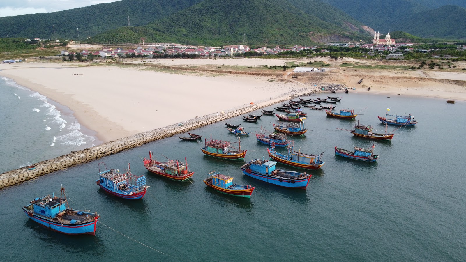 Foto av Hoanh Son beach och bosättningen