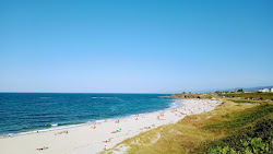 Photo de Llas Beach avec rivage droit, long