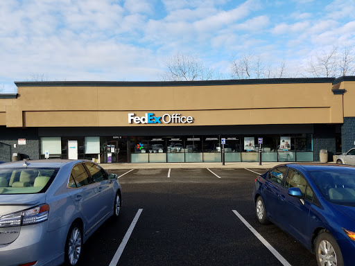 Print Shop «FedEx Office Print & Ship Center», reviews and photos, 101 37th Ave SE B, Puyallup, WA 98374, USA