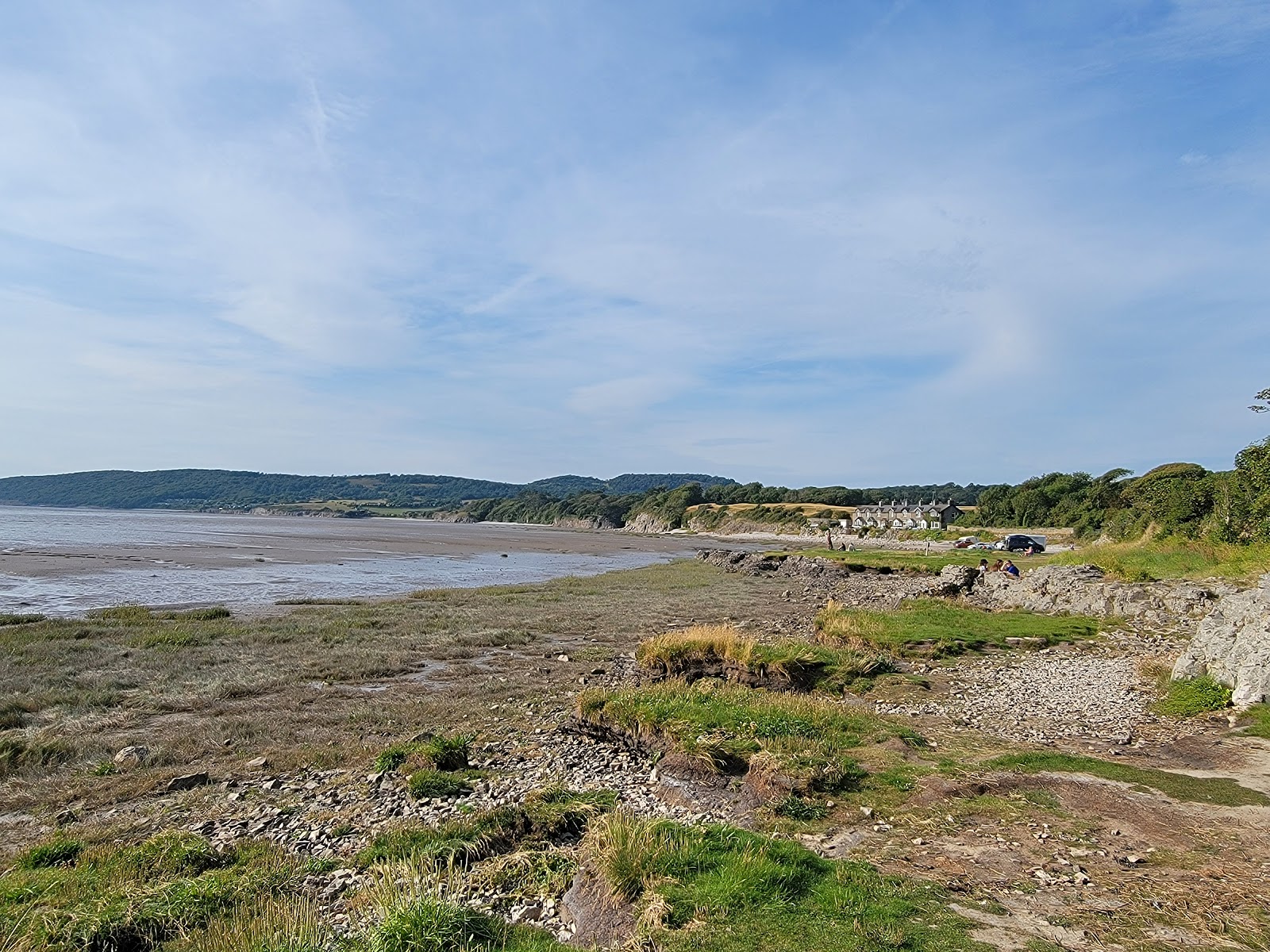 Foto af Silverdale Strand med gråt sand og småsten overflade