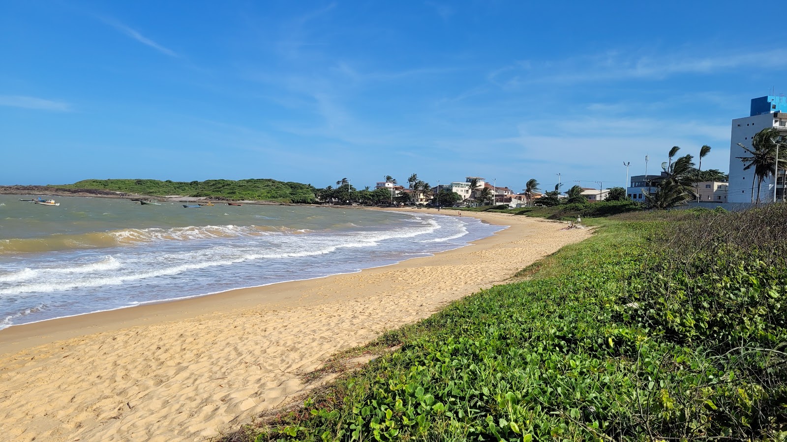 Foto de Praia de Guaibura com água cristalina superfície