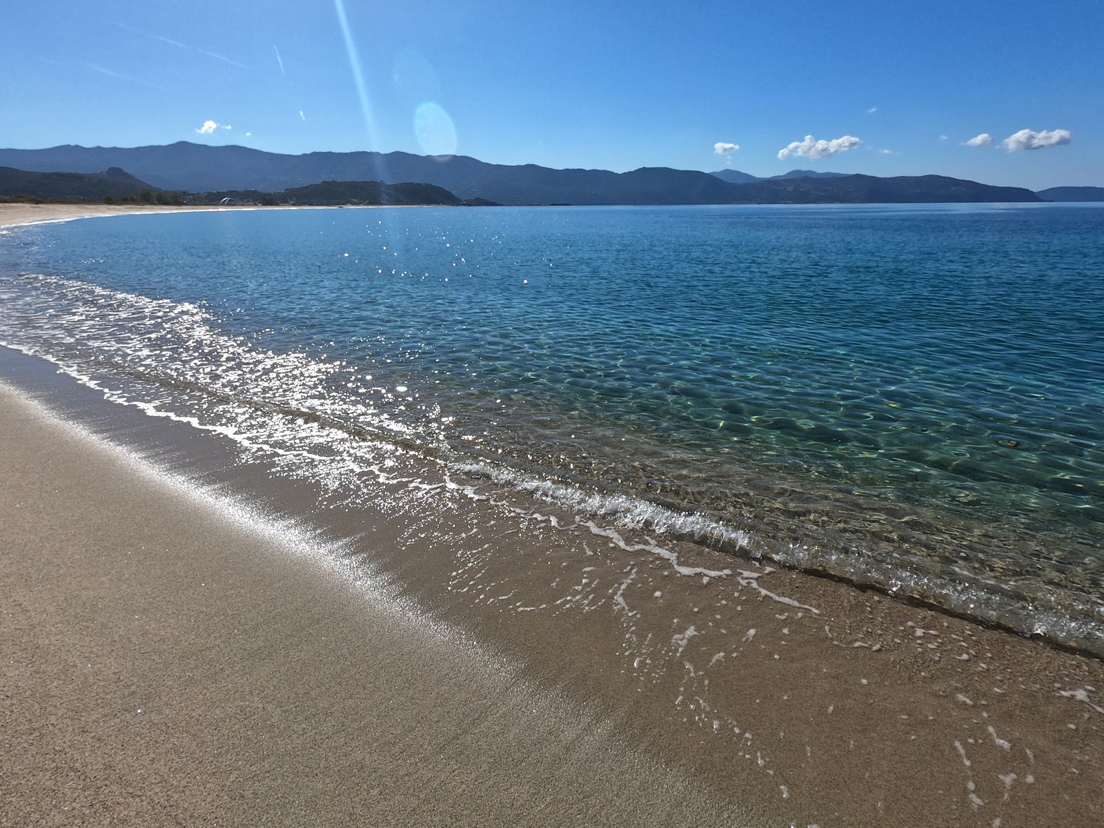 Liamone beach'in fotoğrafı mavi saf su yüzey ile